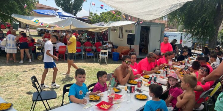Los vecinos de Monterrubio degustan las 600 raciones de la paella festiva