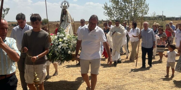 Cerca de un centenar de cofrades arropan a la Virgen del Viso en el día grande de su fiesta