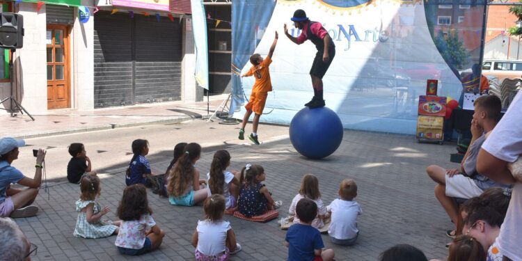Circo, magia y humor se hacen notar en un nuevo espectáculo familiar de ‘Calleojeando’