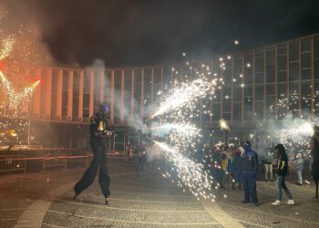El correfoc ‘Ragnarok’ llena de magia y fuego las calles de Santa Marta