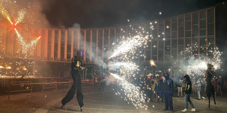 El correfoc ‘Ragnarok’ llena de magia y fuego las calles de Santa Marta