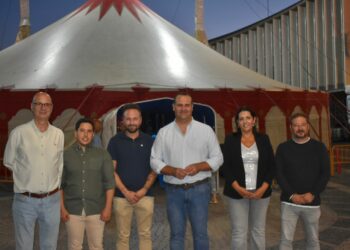 Lleno en el estreno del VIII Festival ‘Volatiritormes’ para disfrutar con la magia y el humor de Toni Rivero