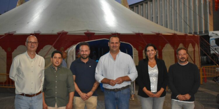 Lleno en el estreno del VIII Festival ‘Volatiritormes’ para disfrutar con la magia y el humor de Toni Rivero