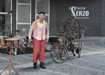 La música, el humor y la reivindicación del ‘Músico Viajero’ clausura el Festival de Teatro de Calle ‘Marteatrando’