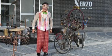 La música, el humor y la reivindicación del ‘Músico Viajero’ clausura el Festival de Teatro de Calle ‘Marteatrando’