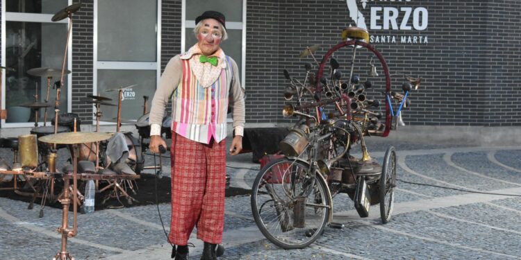 La música, el humor y la reivindicación del ‘Músico Viajero’ clausura el Festival de Teatro de Calle ‘Marteatrando’