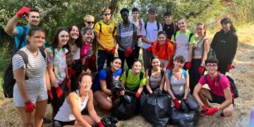 Una veintena de voluntarios recogen más de 60 kilos de residuos en las orillas del Tormes en Santa Marta