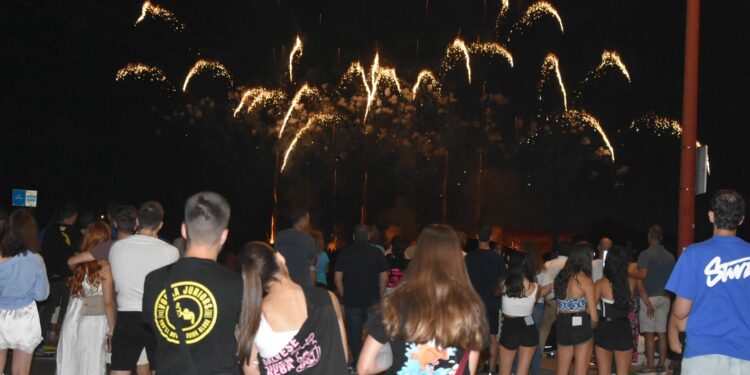 Una mágica noche de fuegos artificiales despide las intensas fiestas de Santa Marta