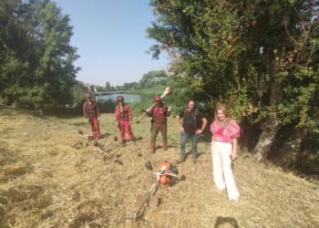 Santa Marta limpia y retira la maleza de la ribera del río desde el paseo del Mirador hasta el molino