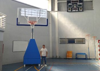 Santa Marta instala nuevas canastas de basket y minibasket en el frontón cubierto