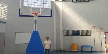 Santa Marta instala nuevas canastas de basket y minibasket en el frontón cubierto