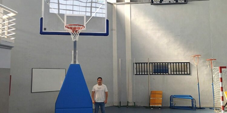 Santa Marta instala nuevas canastas de basket y minibasket en el frontón cubierto
