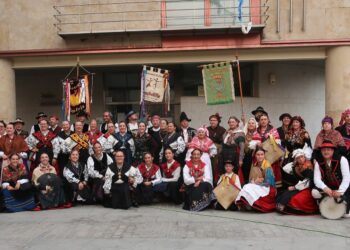 El folclore tradicional llena de música y bailes la última noche festiva en Villamayor