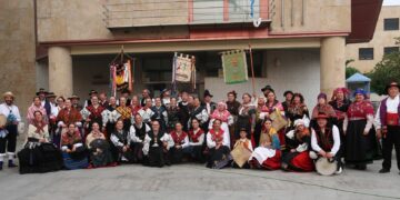 El folclore tradicional llena de música y bailes la última noche festiva en Villamayor