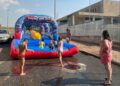 Los niños de Villamayor disfrutan de los hinchables y juegos de agua en la primera tarde festiva del verano