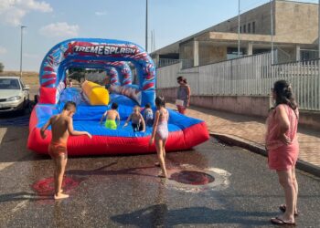 Los niños de Villamayor disfrutan de los hinchables y juegos de agua en la primera tarde festiva del verano