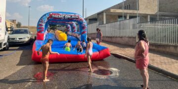 Los niños de Villamayor disfrutan de los hinchables y juegos de agua en la primera tarde festiva del verano