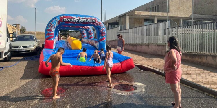 Los niños de Villamayor disfrutan de los hinchables y juegos de agua en la primera tarde festiva del verano