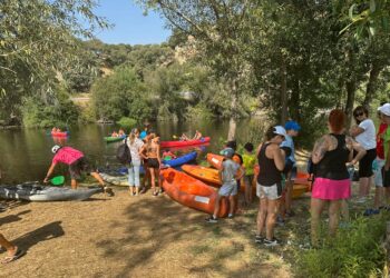 Las familias de Villamayor disfrutan de un refrescante paseo en piragua por el río Tormes