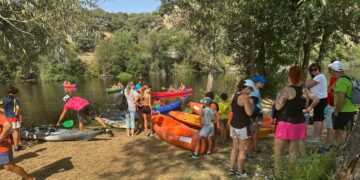 Las familias de Villamayor disfrutan de un refrescante paseo en piragua por el río Tormes