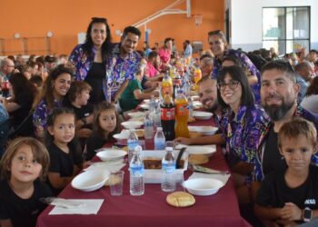 Los vecinos de Villares comparten más de un millar de raciones de caldereta en las Fiestas Fin de Verano