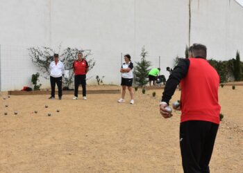 Más de 100 jugadores disfrutan de su afición en el Campeonato Nacional de Petanca en Villares
