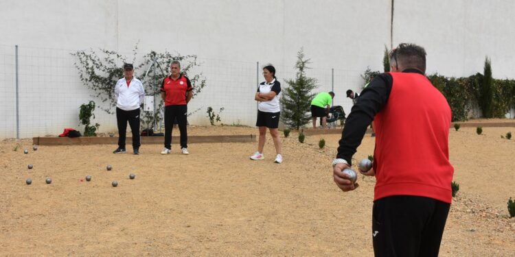 Más de 100 jugadores disfrutan de su afición en el Campeonato Nacional de Petanca en Villares