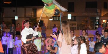 La participativa obra ‘Carabín Carabán’ hace reír a Villares en su penúltima ‘Noche de Verano’