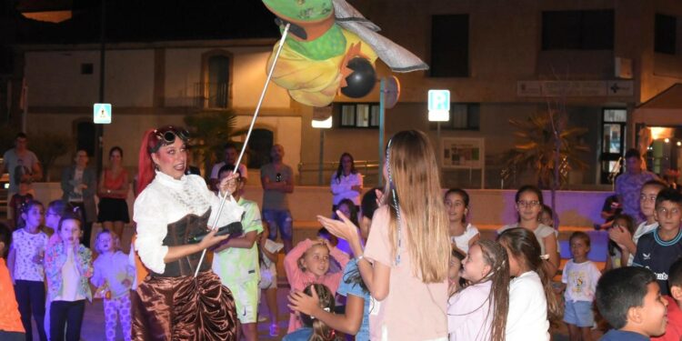 La participativa obra ‘Carabín Carabán’ hace reír a Villares en su penúltima ‘Noche de Verano’