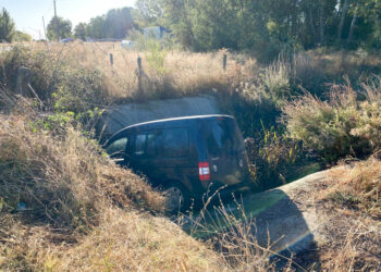 Un vehículo se sale de la vía en Naharros del Río y colisiona contra el canal de un regato