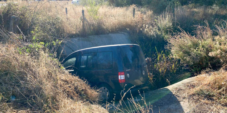 Un vehículo se sale de la vía en Naharros del Río y colisiona contra el canal de un regato