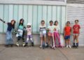 Medio centenar de niñas y niños participan en el circuito de patines y patinetes de Villamayor