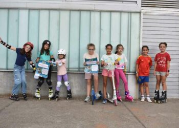 Medio centenar de niñas y niños participan en el circuito de patines y patinetes de Villamayor