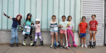 Medio centenar de niñas y niños participan en el circuito de patines y patinetes de Villamayor
