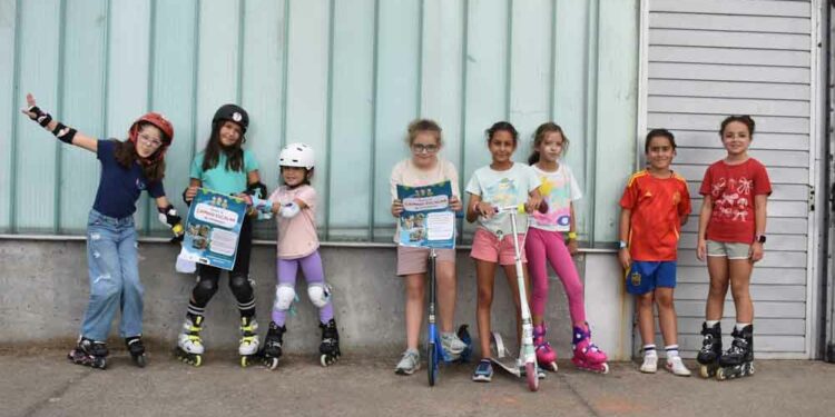 Medio centenar de niñas y niños participan en el circuito de patines y patinetes de Villamayor