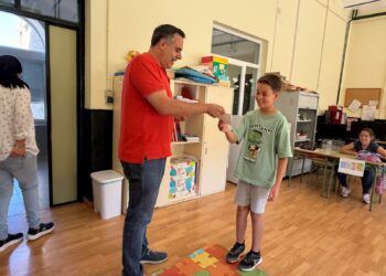 San Esteban de la Sierra entrega a las familias la ayuda para la compra de material escolar