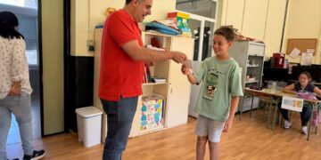 San Esteban de la Sierra entrega a las familias la ayuda para la compra de material escolar