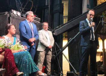 San Esteban corona a la Reina e inicia las fiestas con el pregón y el gran ambiente y colorido de las peñas