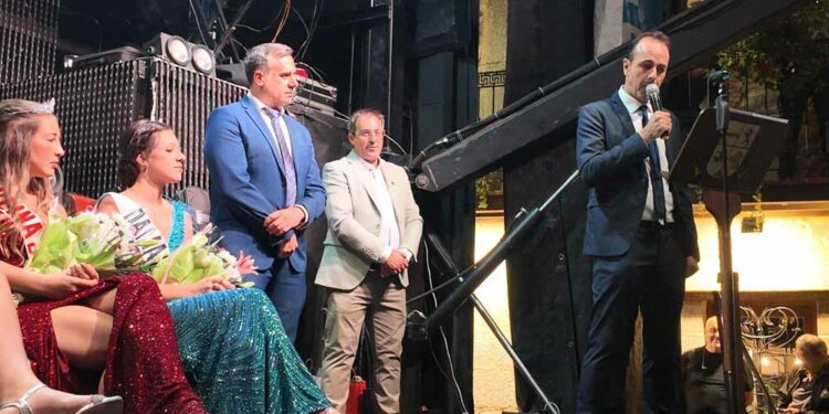 San Esteban corona a la Reina e inicia las fiestas con el pregón y el gran ambiente y colorido de las peñas