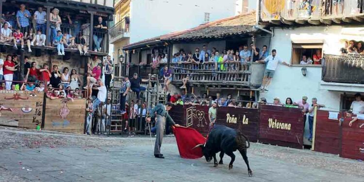 San Esteban de la Sierra se echa a las calles en una espectacular jornada de las Fiestas del Cristo