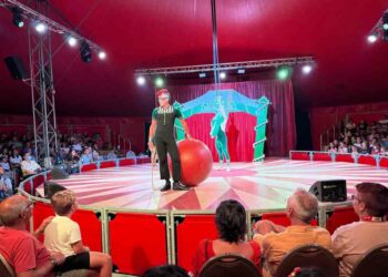 El espectáculo ‘Ungravity’ abarrota las butacas de la carpa de ‘Volatiritormes’