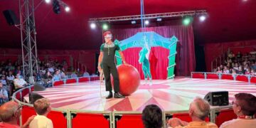 El espectáculo ‘Ungravity’ abarrota las butacas de la carpa de ‘Volatiritormes’