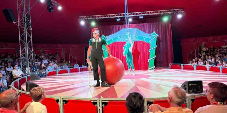 El espectáculo ‘Ungravity’ abarrota las butacas de la carpa de ‘Volatiritormes’