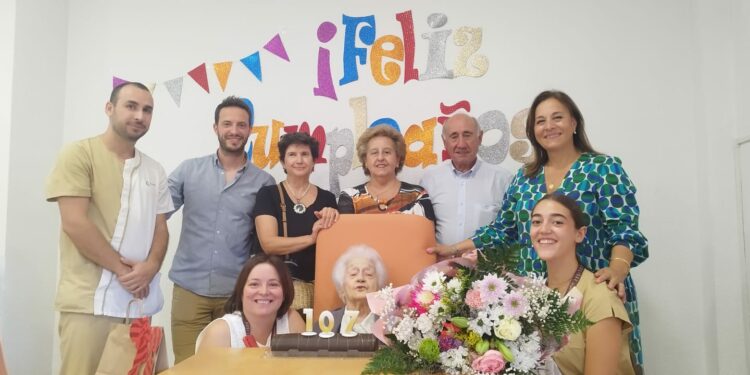 Lola González celebra su 107 cumpleaños acompañada de sus familiares y amigos
