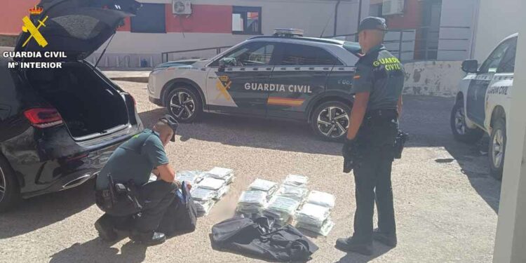 Detenido un joven de 27 años que transportaba 76,8 kilos de hachís en su vehículo