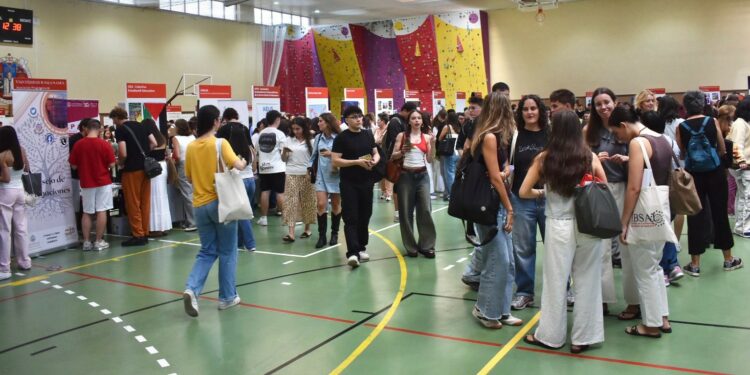 La Escuela de Hostelería de Santa Marta participa en la Feria de Bienvenida de la USAL para celebrar el récord de alumnos en el nuevo curso