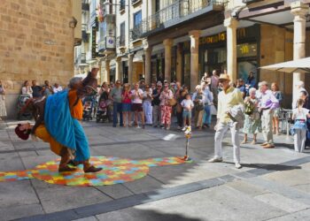 Salamanca respira ambiente festivo gracias a sus casetas, pasacalles y espectáculos callejeros