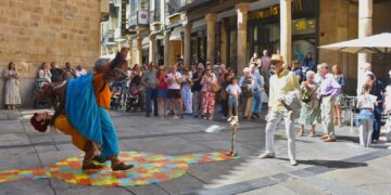 Salamanca respira ambiente festivo gracias a sus casetas, pasacalles y espectáculos callejeros