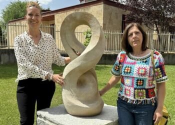 Villamayor amplía su galería de arte al aire libre con tres nuevas esculturas talladas en piedra dorada