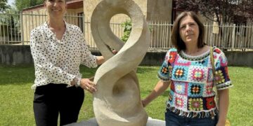 Villamayor amplía su galería de arte al aire libre con tres nuevas esculturas talladas en piedra dorada
